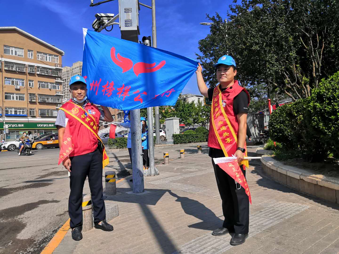 <strong>男人射女人骚逼</strong>